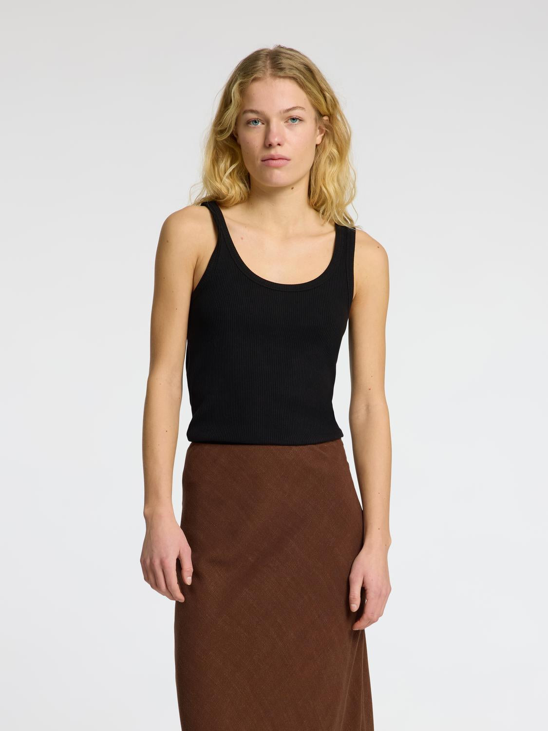model_shot-front